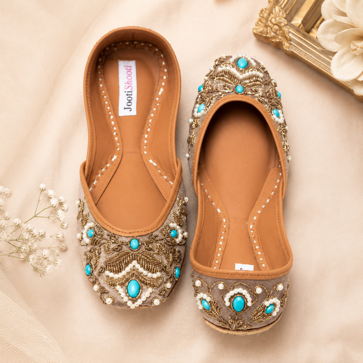 A pair of women&