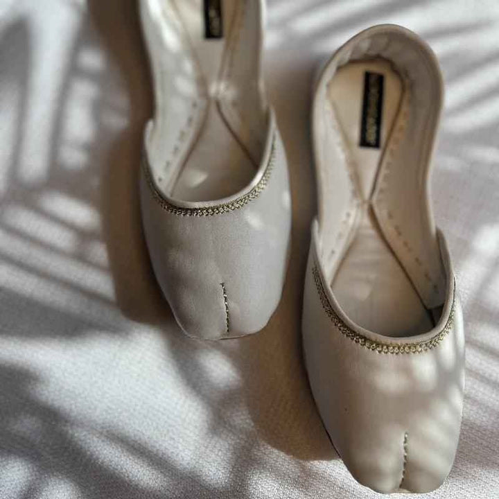 White Zari Khussa - Jooti Shooti