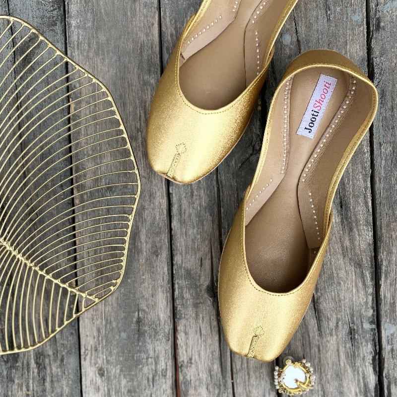 “Plain Gold Khussa shoes for women, metallic gold leather, simple and elegant ethnic footwear Pakistan”